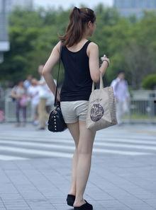 黑色短裤街拍女明星,黑色短裤街拍，女明星演绎夏日风采